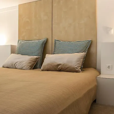 Charming Duplex With Mezzanine Bed In Chiado * リスボン