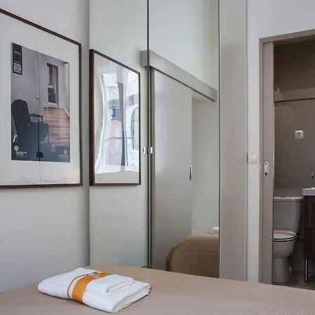 Charming Duplex With Mezzanine Bed In Chiado アパート