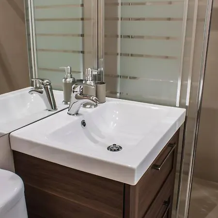 Charming Duplex With Mezzanine Bed In Chiado ליסבון