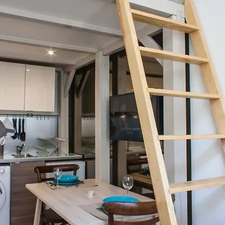 Charming Duplex With Mezzanine Bed In Chiado ליסבון